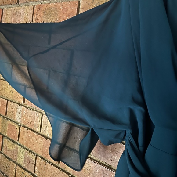 City chic emerald green top. Size L (20) flowing sleeves. Elastic at the back - Picture 5 of 11